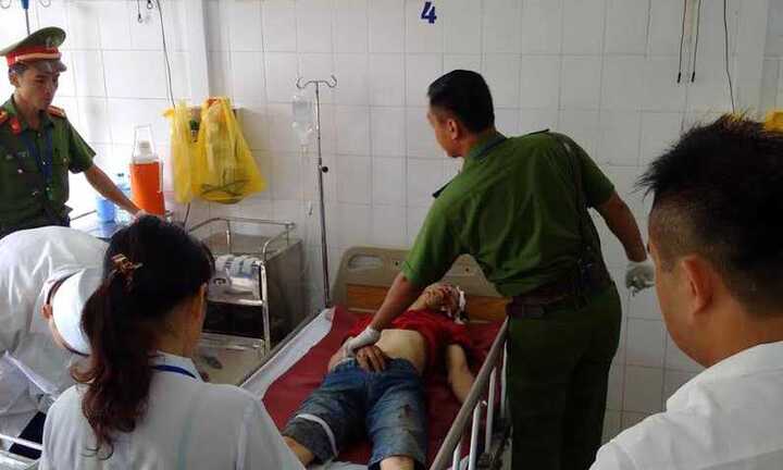 Kẻ ngáo đá cướp ô tô, tháo chạy như điên trên đường