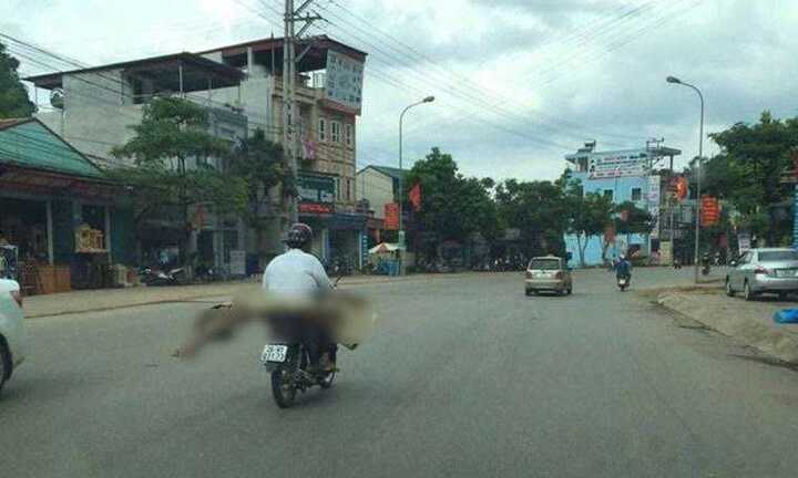 Chở thi thể bằng xe máy: Bộ Y tế yêu cầu xử lý nghiêm