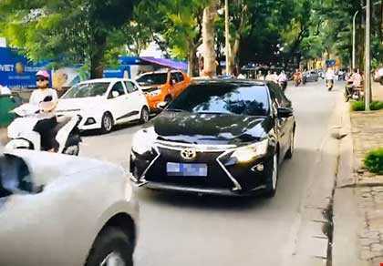 Truy tìm toàn quốc xe biển xanh giả chạy lấn làn bị ô tô ép lùi hàng chục mét