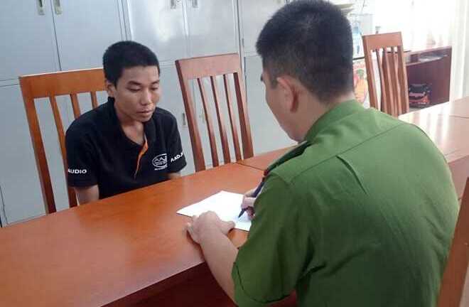 Dí dao cướp xe máy tại ngã tư đèn đỏ ở Hà Nội