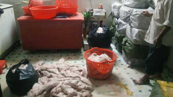 Phát hiện cơ sở biến hơn 2 tấn vú heo hôi thối thành vú dê nướng