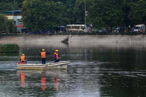 'Giải cứu' hồ ô nhiễm ở Hà Nội bằng chế phẩm đặc biệt