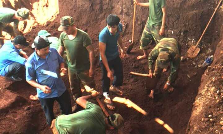 Tìm được 10 hài cốt liệt sĩ trong hố chôn tập thể ở Gia Lai