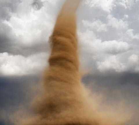 3 cha con đi xe máy bị lốc xoáy hất tung lên trời