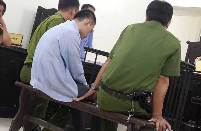 Hiếp dâm, sát hại người yêu bạn, kẻ thủ ác đập đầu tự tử giữa tòa