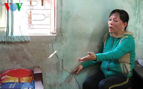 Thi công cầu gây nứt nhà dân: 'Họ bảo sập nhà thì đền tiền cái nhà chứ có gì đâu'