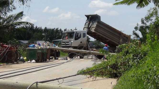 Xe ben chạy vào đường cấm, hàng loạt cột điện bị kéo ngã