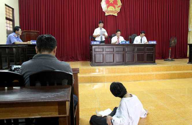 Vì tiền, 6 anh chị lôi đứa em tật nguyền ra tòa