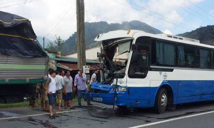 Phạt nặng xe khách mất phanh lao đèo được xe tải 'dìu' thoát nạn thảm khốc