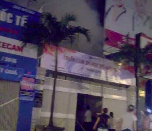 Trung tâm giáo dục quốc tế cháy dữ dội trong đêm