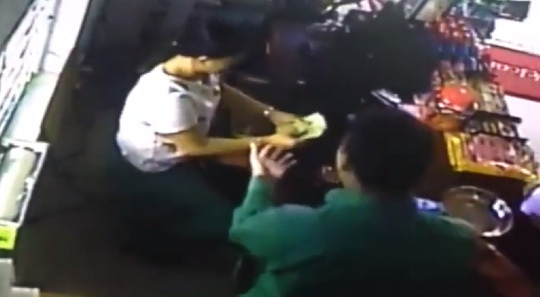 Giả danh khách hàng 'thôi miên' lấy tiền ở Hội An