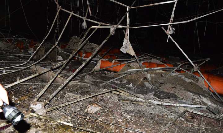 Trung tâm văn hóa tỉnh cháy dữ dội dù trời đang mưa lớn