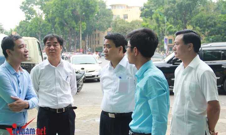 Chủ tịch Hà Nội đích thân thị sát nhà vệ sinh công cộng