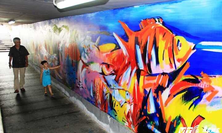 Chiêm ngưỡng 2 bức tranh phong cảnh lớn nhất Việt Nam ở cầu Rồng Đà Nẵng