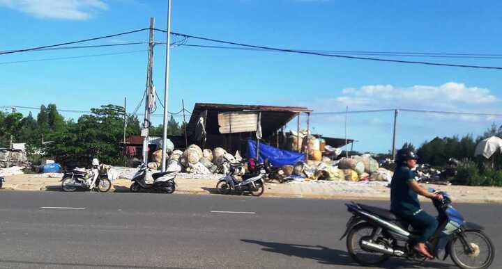 Một phụ nữ bị máy nghiền phế liệu cắt đứt 2 chân