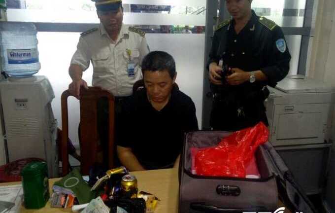 Bắt giữ hành khách Trung Quốc trộm 400 triệu đồng trên máy bay