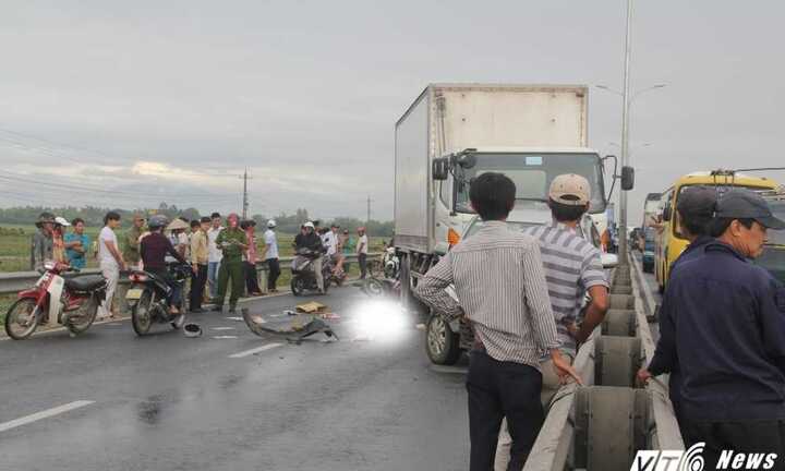 Tai nạn liên hoàn, 1 người chết, quốc lộ 1A ách tắc nhiều giờ