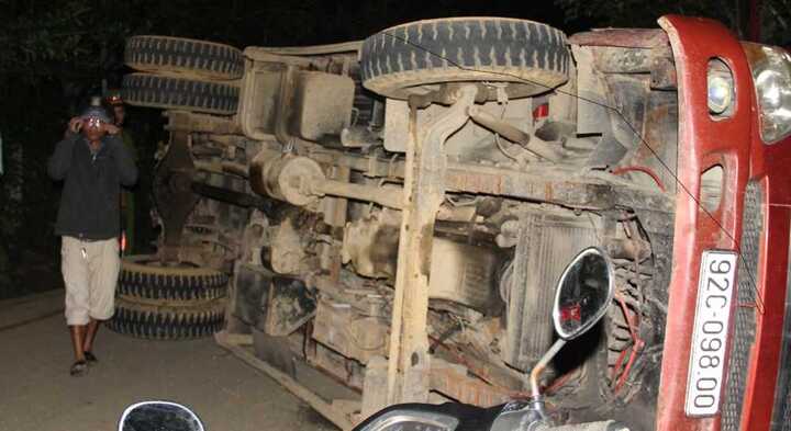 Xe tải mất phanh đâm hàng loạt xe máy, 5 người thương vong