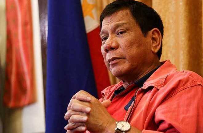 Tổng thống Philippines kêu gọi ném cướp biển cho cá mập ăn thịt