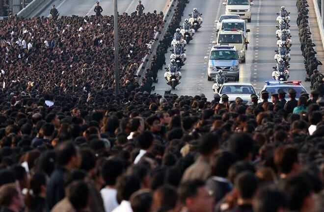 Xúc động hình ảnh biển người Thái Lan đưa tiễn linh cữu Quốc vương