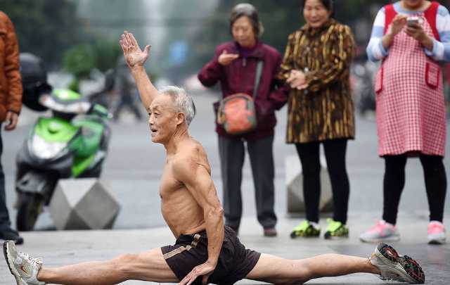 Mặc trời rét cắt da cắt thịt, cụ ông 72 tuổi Trung Quốc vẫn cởi trần tập thể dục