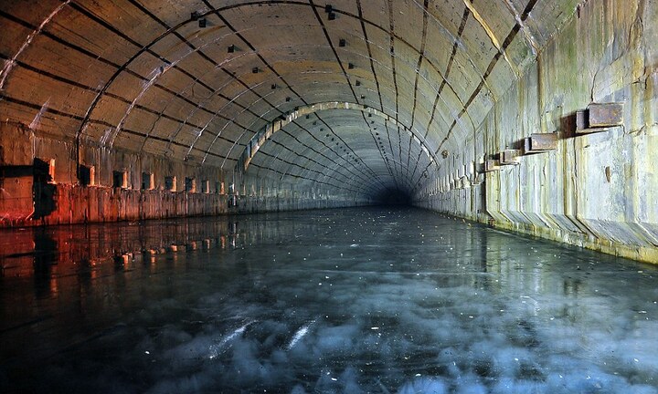 Hầm ngầm khổng lồ bí ẩn có thể chứa hàng loạt tàu ngầm cùng lúc ở Nga