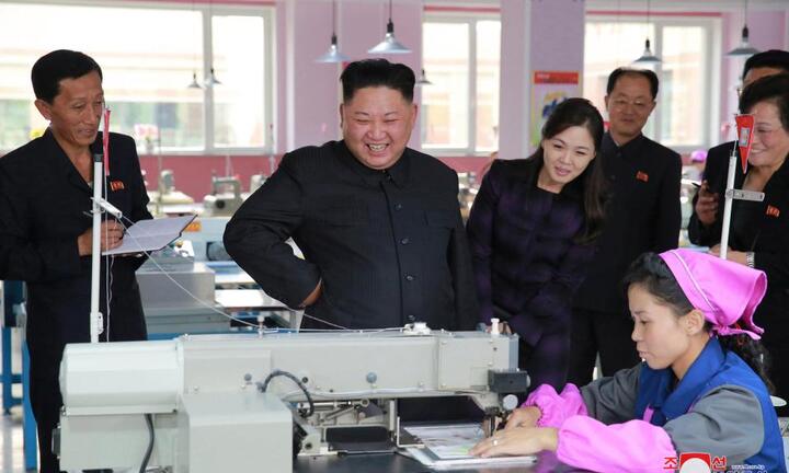 Ảnh: Ông Kim Jong-un cười rạng rỡ khi cùng vợ thăm nhà máy mỹ phẩm