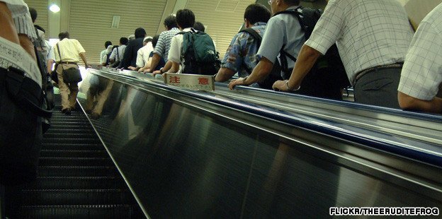 Vì sao người Nhật chỉ đứng một bên khi đi thang cuốn?