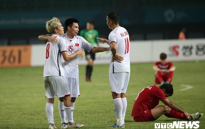 Olympic Việt Nam vs Olympic UAE: Văn Toàn xuất phát, Xuân Trường dự bị