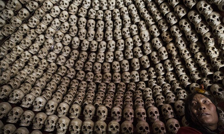 'Ngôi mộ bầu trời' - tục mai táng rùng rợn của người Tây Tạng