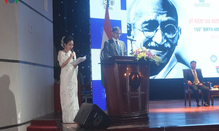 Kỷ niệm 150 năm ngày sinh lãnh tụ Ấn Độ Mahatma Gandhi tại nhà hát VOV