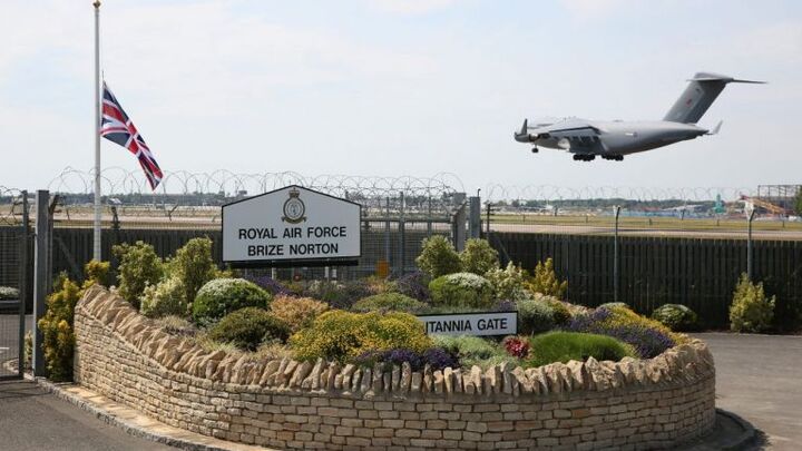 Đoàn phim James Bond khiến căn cứ không quân Anh náo loạn, hàng trăm quân nhân sơ tán