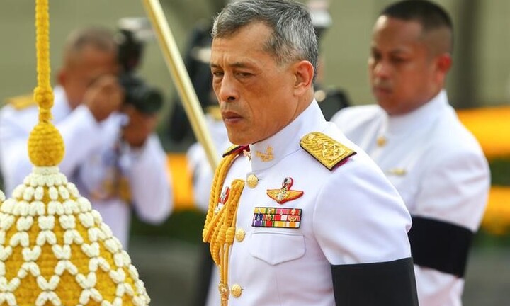 Quốc vương Thái Lan sa thải cận vệ hoàng gia ngay sau khi phế truất Hoàng quý phi