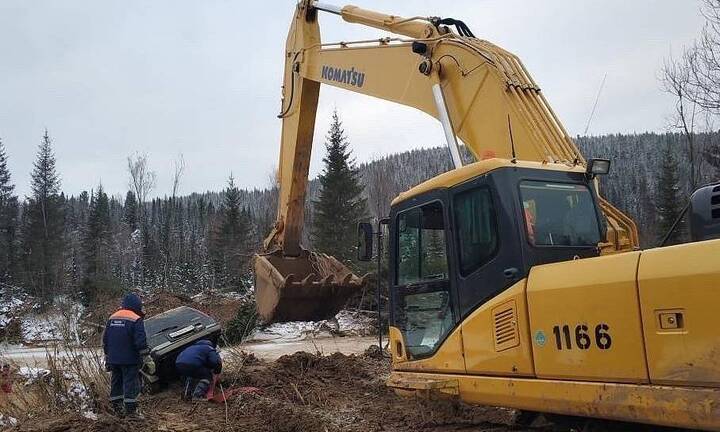 Dọn dẹp hiện trường vỡ đập, phát hiện két sắt chứa đầy vàng