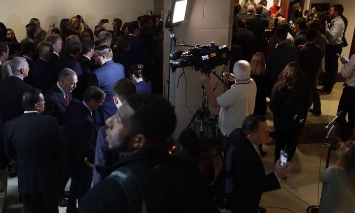 Nghị sĩ Cộng hòa xông vào phòng điều trần kín, ngăn nhân chứng cung cấp lời khai cho Hạ viện