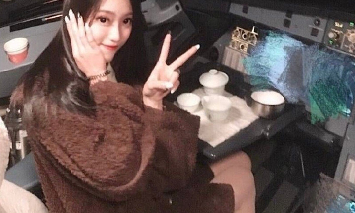 Bức ảnh tự sướng của nữ sinh đại học khiến loạt lãnh đạo hãng hàng không điêu đứng