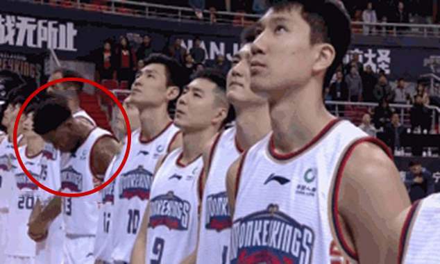 Cầu thủ bóng rổ bị phạt nặng vì không nhìn quốc kỳ Trung Quốc khi cử hành quốc ca