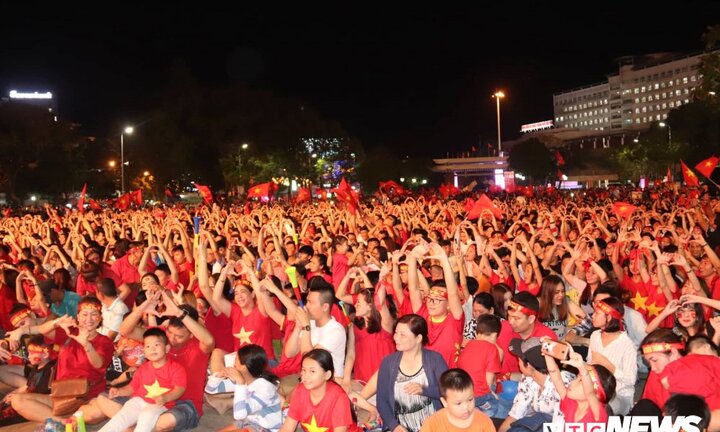 Hàng trăm cung bậc cảm xúc của người hâm mộ ăn mừng chiến thắng tuyệt đỉnh của đội tuyển Việt Nam
