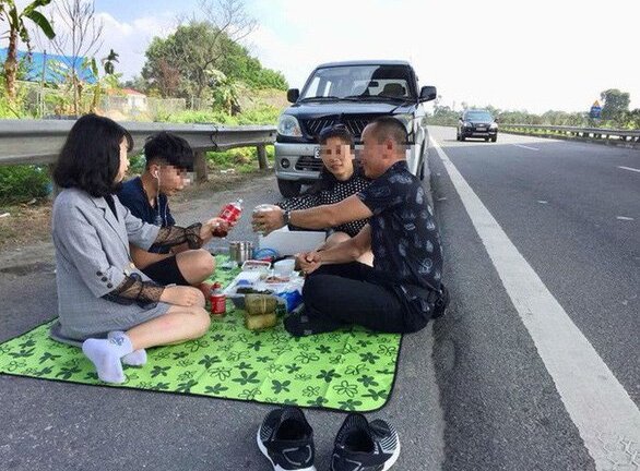 Xử lý tài xế dừng xe ăn uống bên đường cao tốc