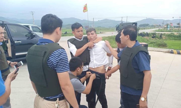 Mẹ ruột đến vận động, đối tượng cuối cùng nghi vận chuyển ma túy ra đầu thú sau nhiều giờ cố thủ