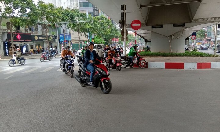 Lính hình sự hoá trang thành xe ôm, tóm gọn 3 kẻ mang dao phóng lợn cướp giữa phố