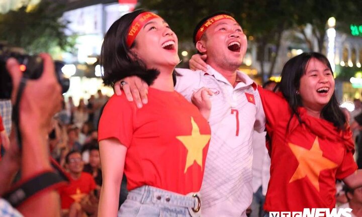 Người Sài Gòn hãnh diện xuống đường ăn mừng Việt Nam thắng đậm Thái Lan