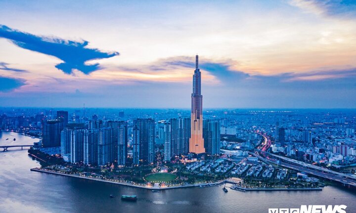 Du khách 'nhảy dù' từ độ cao hơn 460m trong ngày đầu ra mắt đài quan sát cao nhất Việt Nam