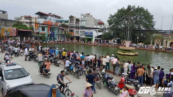 Vì sao đàn vịt 30 con ở ao chùa Triều Khúc lại hút hàng ngàn người với trống dong cờ mở?