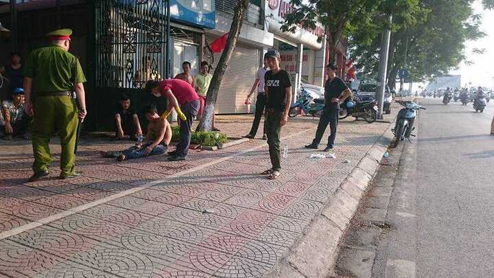 Nam thanh niên 'ngáo đá' tưởng mình là khỉ khiến người đi đường hoảng sợ