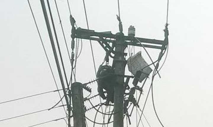 Sửa điện cho hàng xóm, nam sinh viên bị điện giật chết