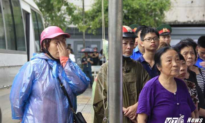 Tiễn biệt 9 liệt sĩ trên Casa-212: Người tuôn nước mắt, trời tuôn mưa