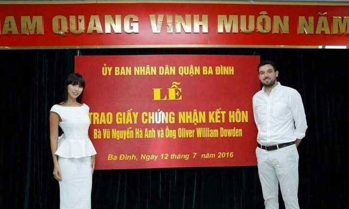 Xôn xao lễ trao giấy đăng ký kết hôn cho siêu mẫu Hà Anh