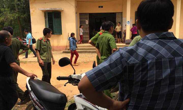 Chủ quán ăn đêm đâm thấu ngực khách hàng