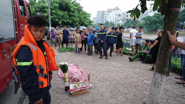 Thi thể một phụ nữ nổi trên sông Tô Lịch